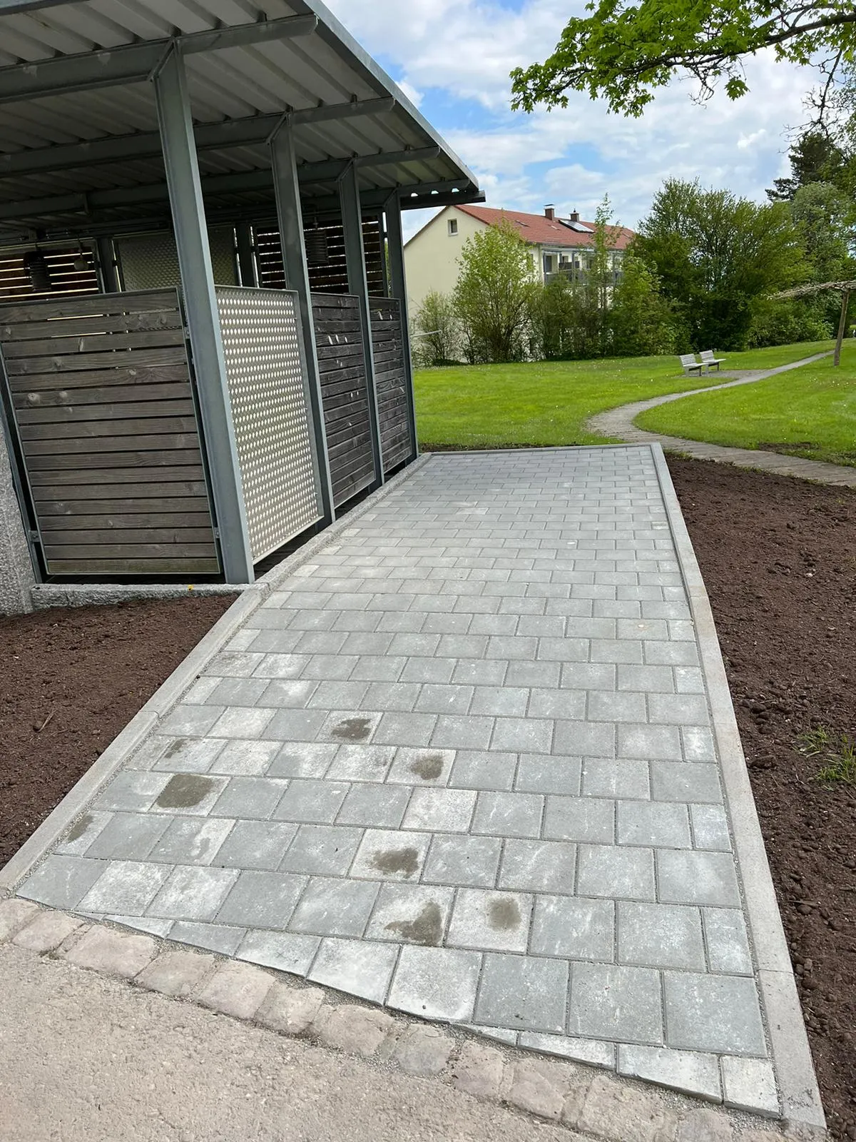 Gepflasterter Containerstellplatz